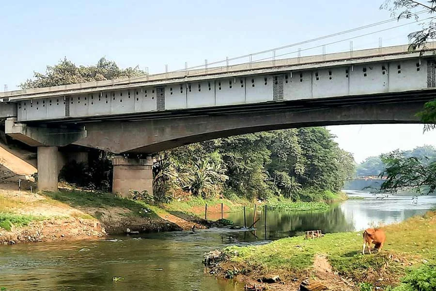 সেতুর স্তম্ভ তৈরিতে অবরুদ্ধ চূর্ণী নদীর প্রবাহ পথ,প্রতিবাদ পরিবেশ কর্মীদের