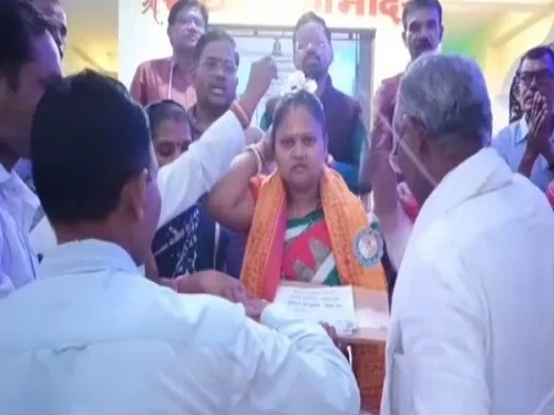 ‘রামের চিঠি’ স্বাস্থ্যকর্মী সন্তোষীকে!