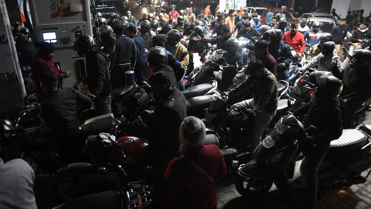 সুর নরম কেন্দ্রের, সময়ের আগে ধর্মঘট প্রত্যাহার ট্রাক চালকদের