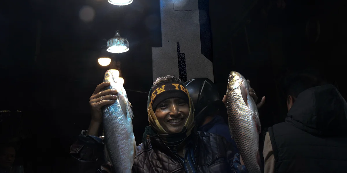 তুলির ক্যানভাসে মাছবাজার, বর্ষীয়ান শিল্পী হিরণ মিত্রের ভাবনায় ধরা পড়ল এক অভিনব শিল্প