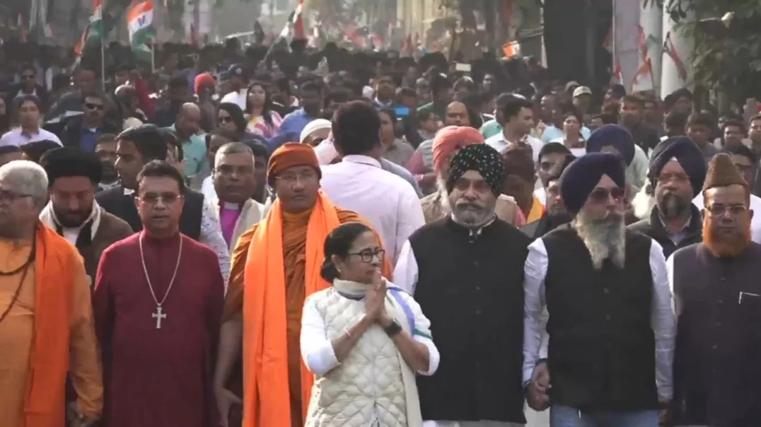 সর্বধর্মের প্রতিনিধিদের সঙ্গে নিয়ে সংহতি মিছিলে কলকাতার রাজপথে মুখ্যমন্ত্রী