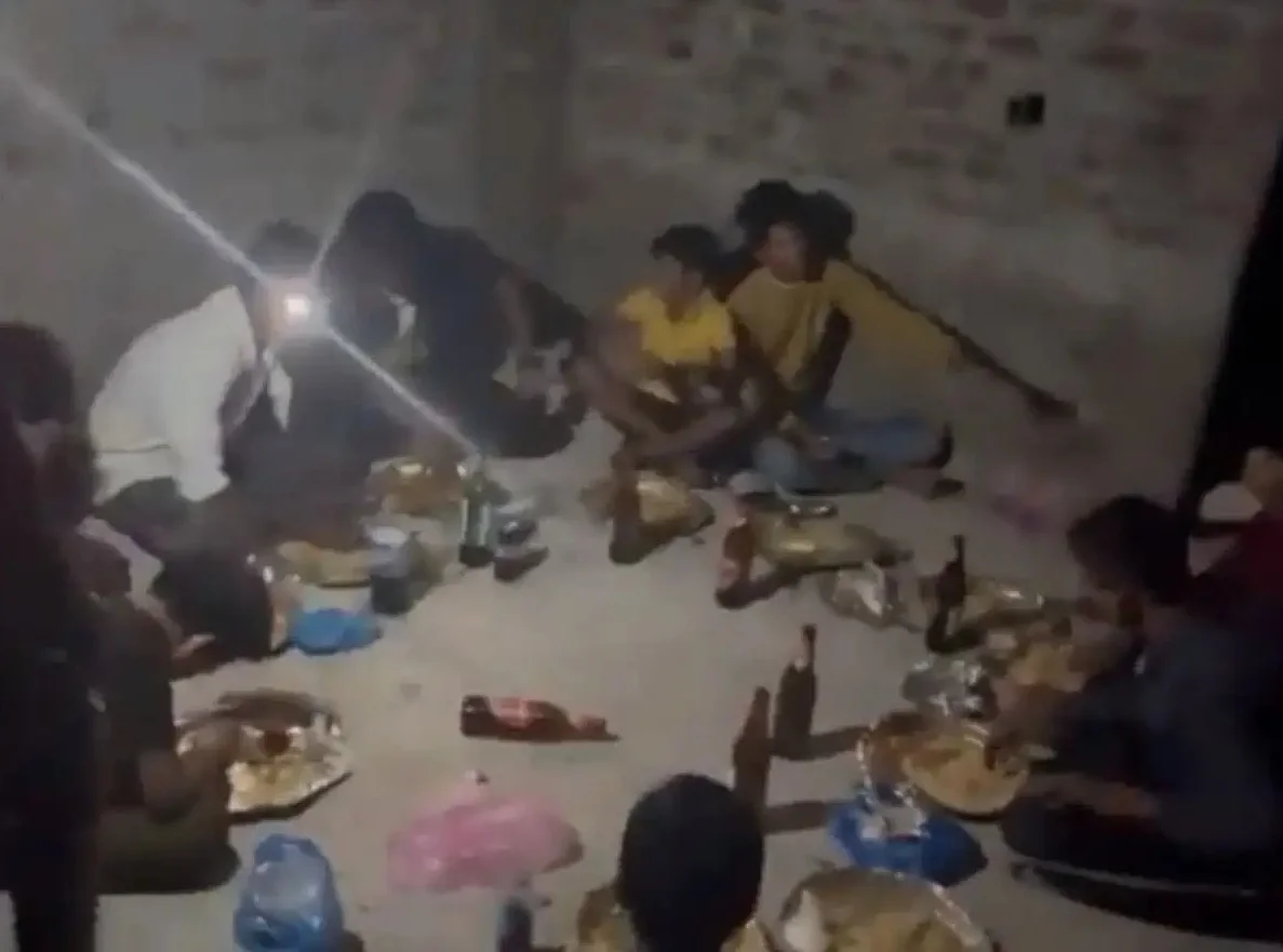 হস্টেলের মধ্যে মদ্যপান সপ্তম শ্রেণির ছাত্রদের 