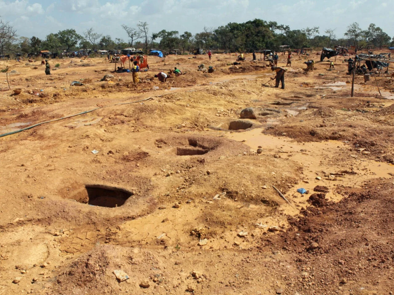 আফ্রিকার মালিতে সোনার খনিতে ধস, নিহত ৭৩