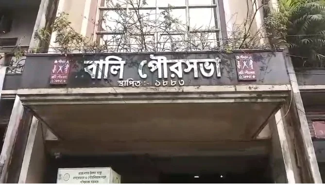 জলকষ্টে জেরবার বালি-বেলুড়ের বিস্তীর্ণ অঞ্চলের মানুষ