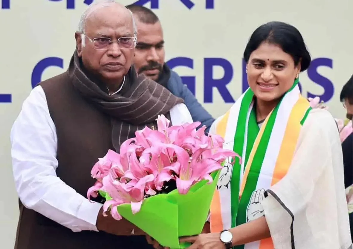 অন্ধ্রপ্রদেশে কংগ্রেসের সভাপতি নিযুক্ত হলেন ওয়াইএস শর্মিলা