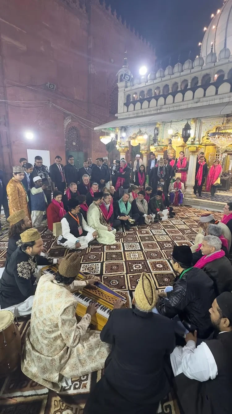 নিজামুদ্দিন দরগায় ফ্রান্সের প্রেসিডেন্ট ম্যাক্রো, ভাইরাল ভিডিয়ো