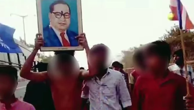 আম্বেদকরের প্রতিকৃতি মাথায় নিয়ে অর্ধনগ্ন করে প্যারেড করানো হল দলিত ছাত্রকে