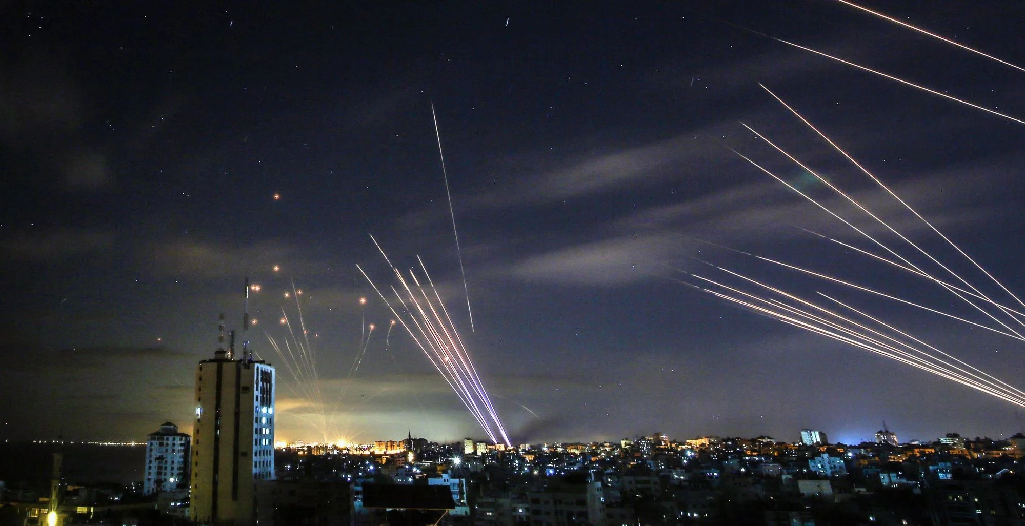 তেল আবিবে রকেট বৃষ্টি করল হামাস