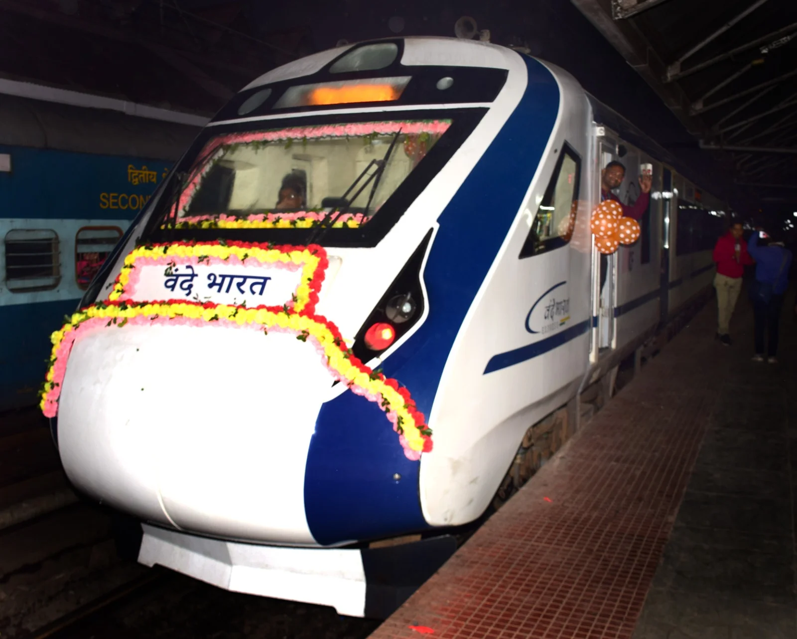 হাওড়া-নিউ জলপাইগুড়ি বন্দেভারত এক্সপ্রেসের বর্ষপূর্তি, যাত্রীদের উষ্ণ স্বাগত