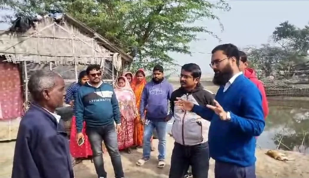 সুন্দরবনে বিদ্যাধরী তীরে পাড়ায় সমাধান: সরজমিনে বিডিওসহ প্রশাসনিক কর্তারা 