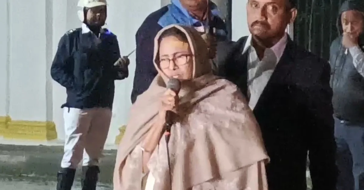 মাথায় চোট নিয়েই রাজভবনে রাজ্যপালের সঙ্গে বৈঠকে মুখ্যমন্ত্রী