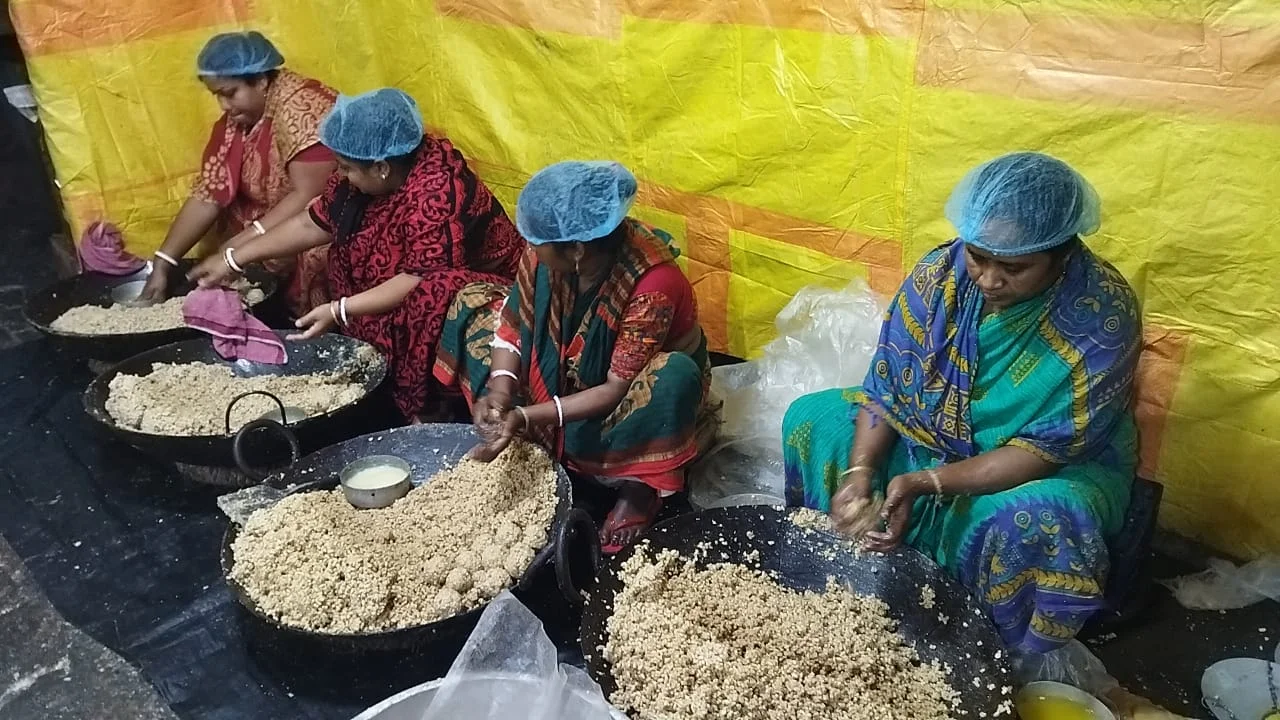 জয়নগরের মোয়া তৈরির কাজে হাত লাগিয়ে স্বনির্ভর হচ্ছেন বহু মহিলা জয়নগর ও বহড়ুতে