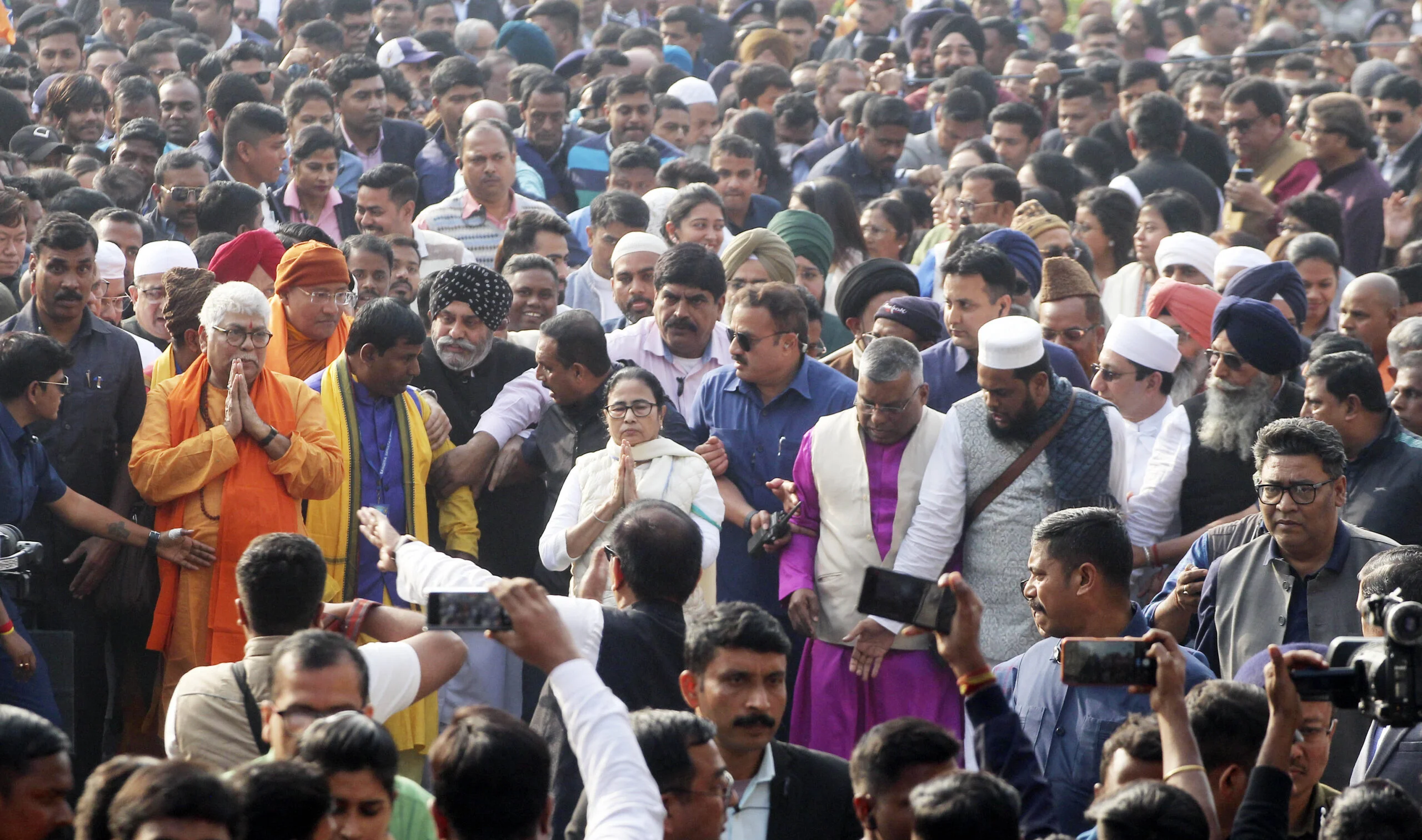 'ধর্ম যার যার, উৎসব সবার', মুখ্যমন্ত্রীর সঙ্গে হাতে হাত ধরে সংহতি মিছিলে পা মেলালেন ধর্মগুরুরা