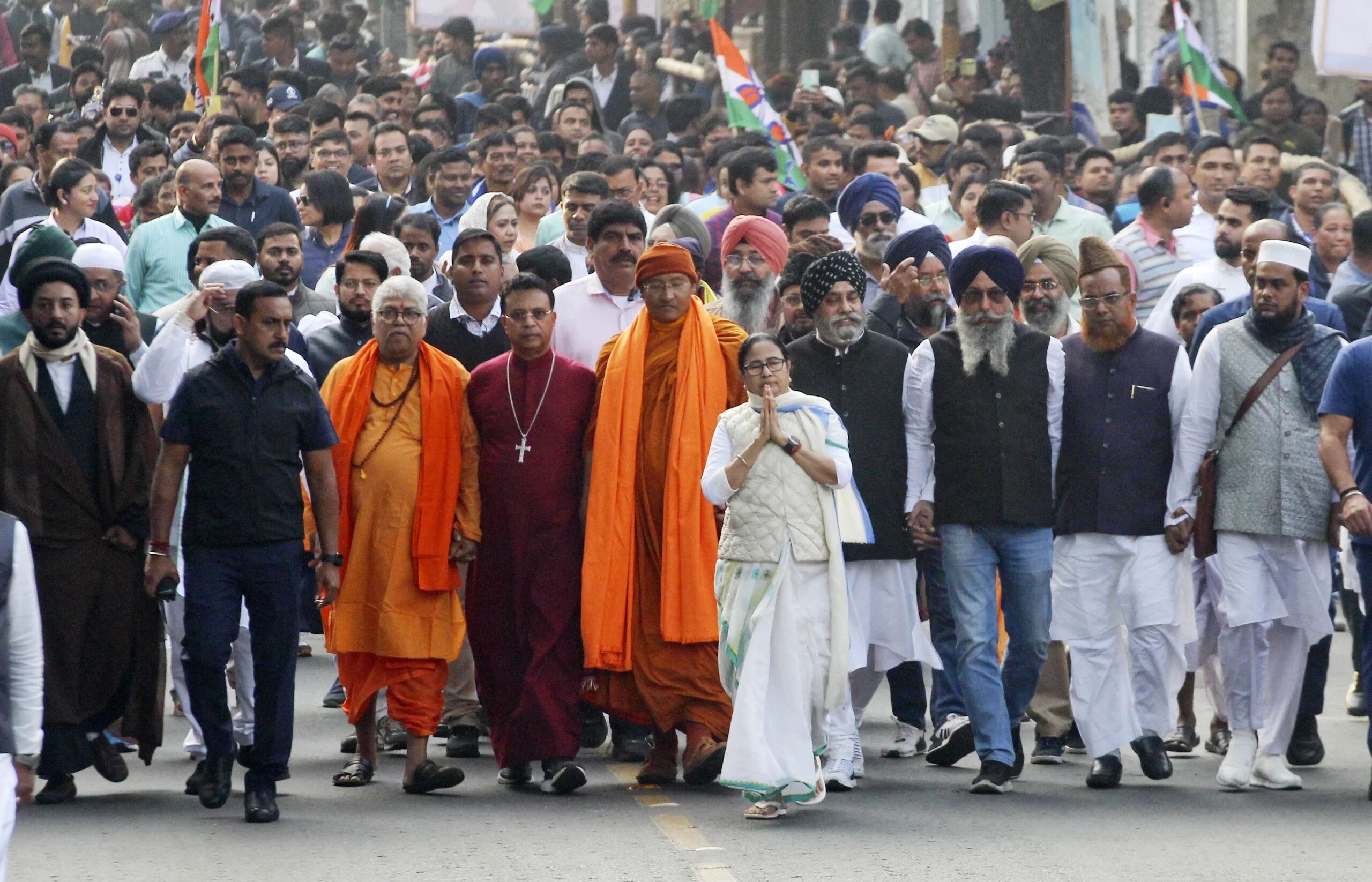 'ধর্ম যার যার, উৎসব সবার', মুখ্যমন্ত্রীর সঙ্গে হাতে হাত ধরে সংহতি মিছিলে পা মেলালেন ধর্মগুরুরা