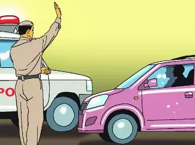 বেঙ্গালুরুর রাস্তায় গাড়ির মধ্যে অন্তরঙ্গ দম্পতি, সতর্ক করতেই পুলিশকে গাড়ির ধাক্কা