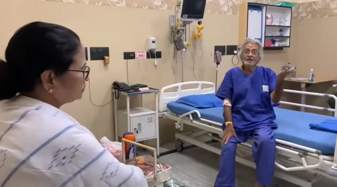 প্রতুল মুখোপাধ্যায়কে দেখতে হাসপাতালে মুখ্যমন্ত্রী, শিল্পীর কেবিনে বসে সময় কাটালেন মমতা
