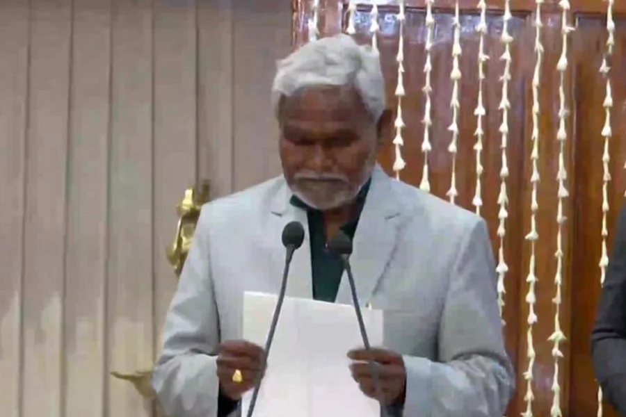 শপথ নিলেন চম্পাই সোরেন