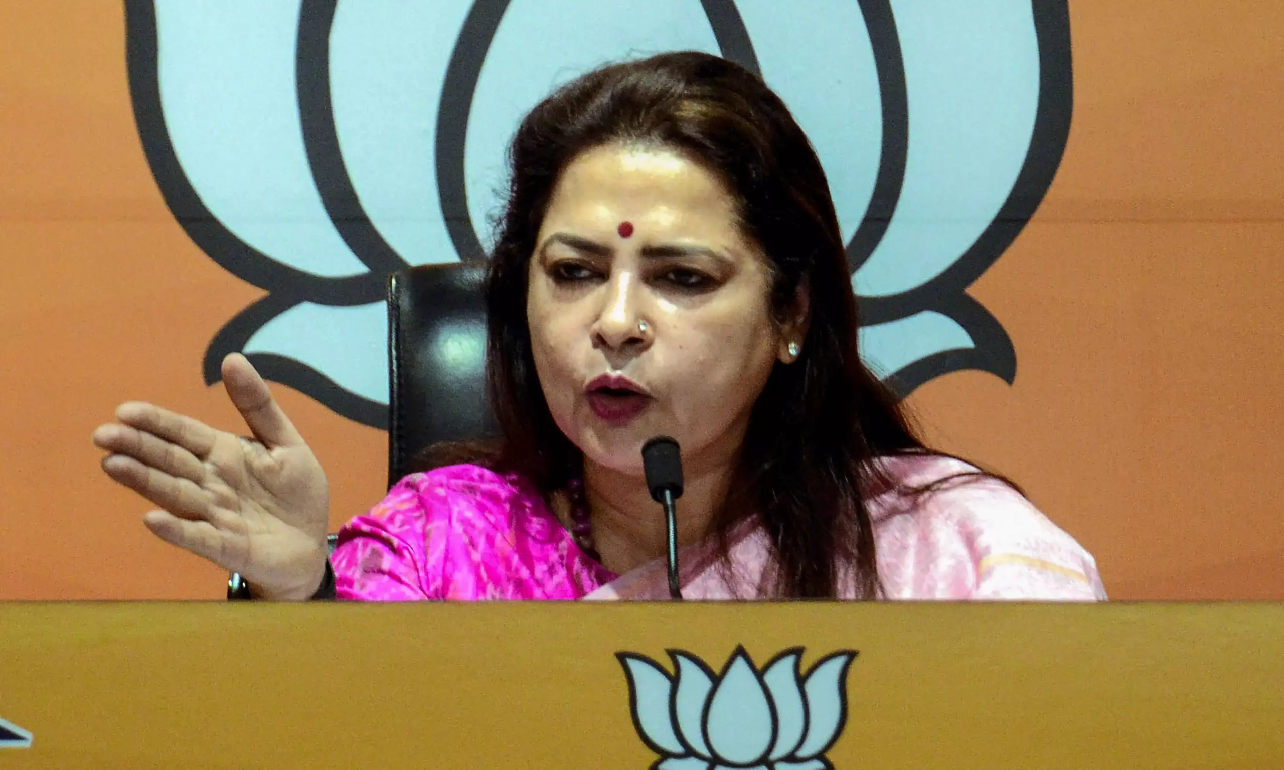 ‘ভারত মাতা কি জয়’ না বলায় তরুণীকে বেরিয়ে যেতে বললেন কেন্দ্রীয় মন্ত্রী