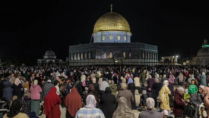 ইসরাইলি অবরোধ উপেক্ষা করে  আল-আকসায় ২০  হাজার মুসল্লির নামায