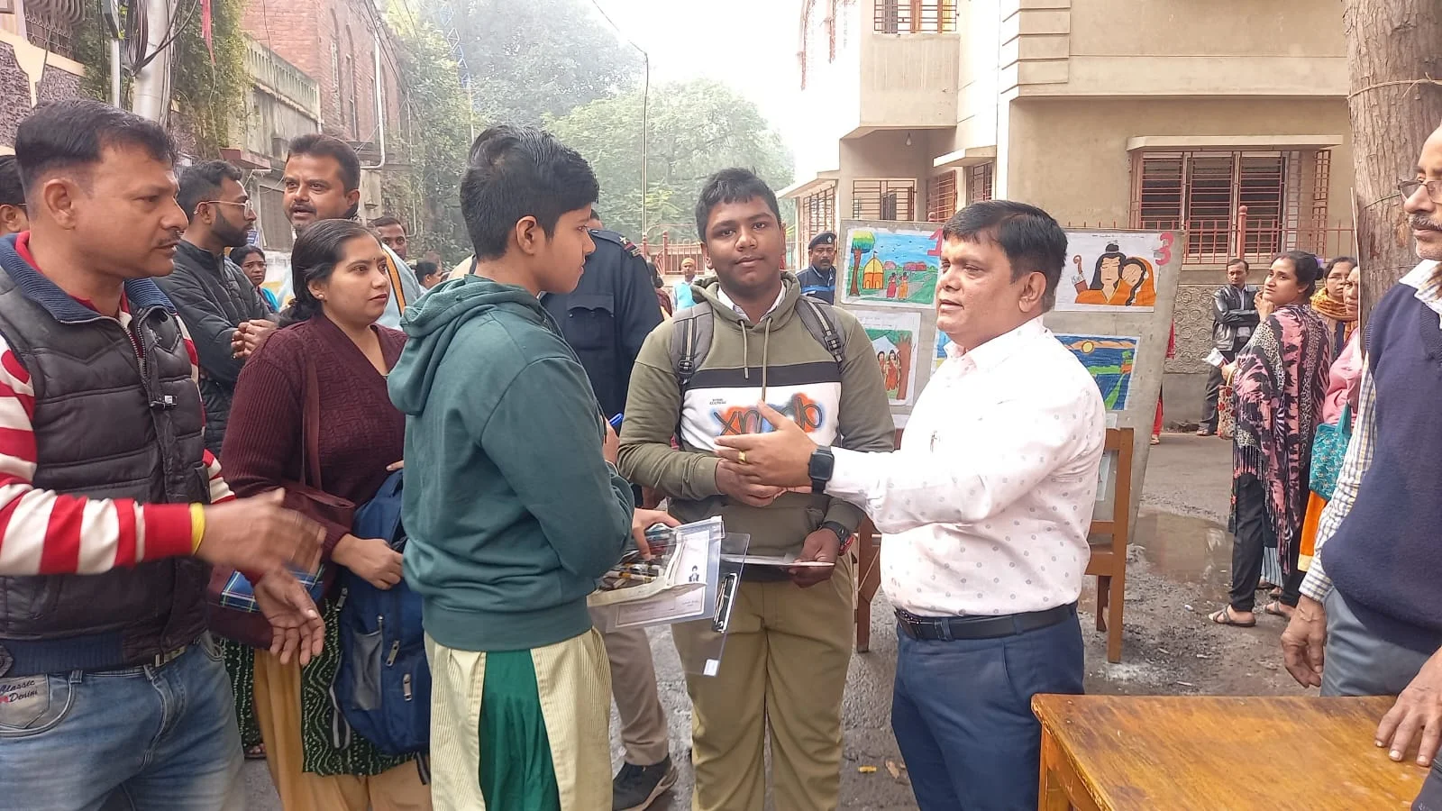 মাধ্যমিক পরীক্ষার্থীদের গোলাপ ফুল দিয়ে শুভেচ্ছা বেলুড়ে