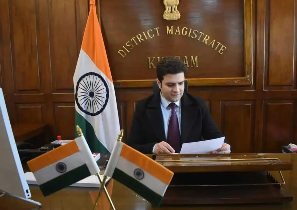 অসুস্থ বৃদ্ধ কাশ্মীরি পণ্ডিতের পাশে দাঁড়ালেন আইএএস আধিকারিক আতহার আমির খান