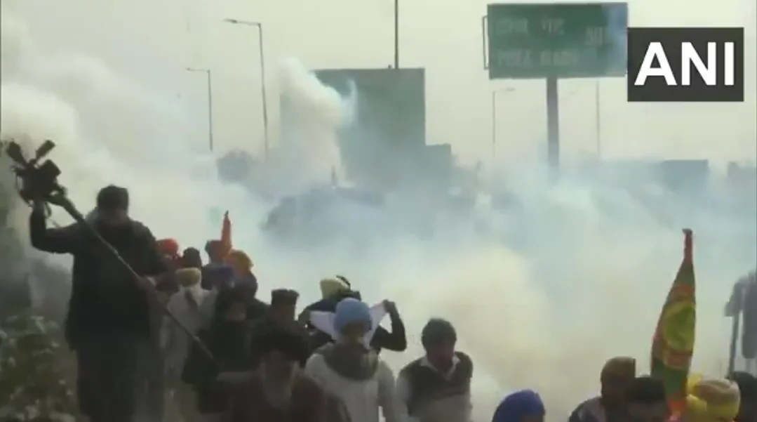 কৃষক আন্দোলন ছত্রভঙ্গ করতে কাঁদানে গ্যাস পুলিশের, শম্ভু সীমান্তে উত্তেজনা