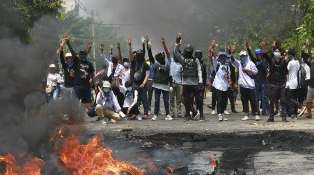 গৃহযুদ্ধে জ্বলছে মায়ানমার, শহর হাতছাড়া হওয়ার অপরাধে ৩ উচ্চপদস্থ সেনাকর্তাকে মৃত্যুদণ্ড