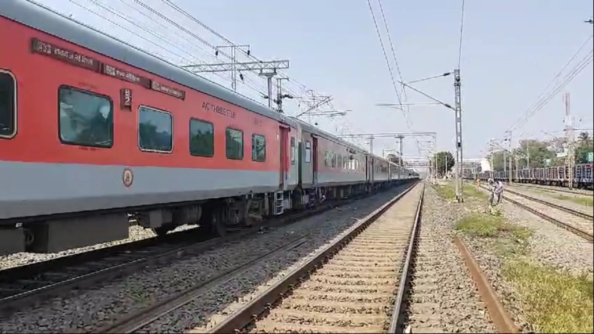 চলন্ত ট্রেনে আগুন, দুরন্ত এক্সপ্রেসে ছড়াল আতঙ্ক