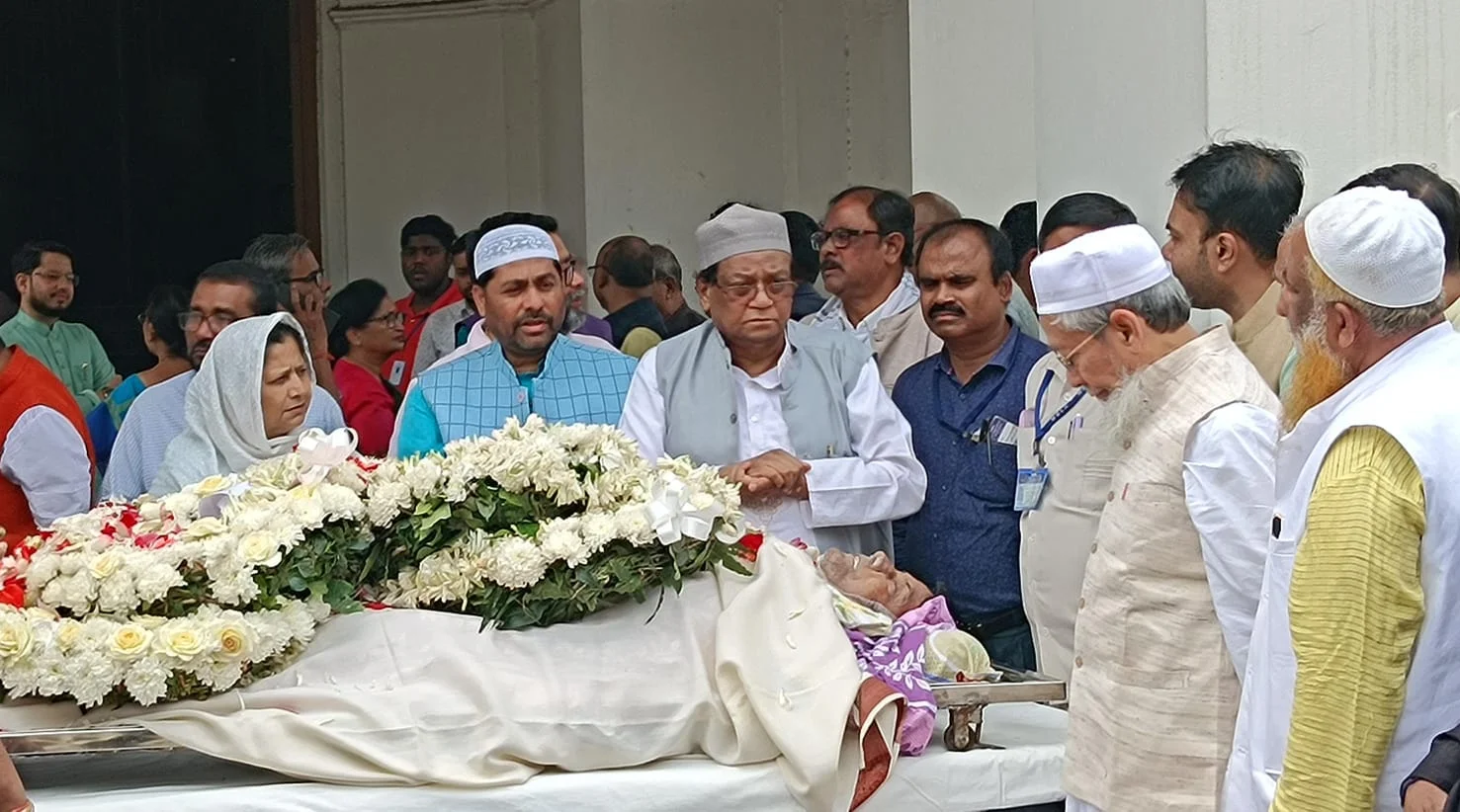 মরহুম বিধায়ক ইদ্রিশ আলী’কে শ্রদ্ধা জানাতে বিধানসভায় মেয়র ফিরহাদ হাকিম, সংখ্যালঘু কমিশনের চেয়ারম্যান ইমরান