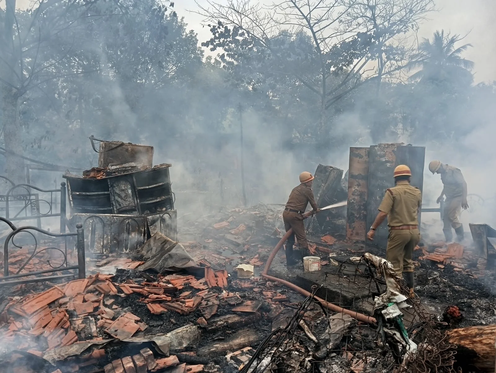 আনন্দপুরে ভয়াবহ অগ্নিকাণ্ড, আগুনের গ্রাসে বস্তি, দমকলের ১০টি ইঞ্জিন