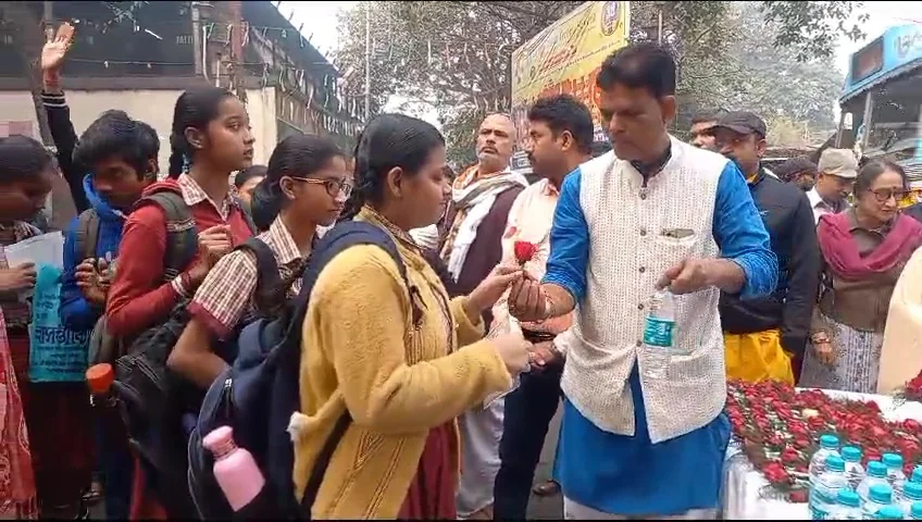 মাধ্যমিক পরীক্ষার্থীদের গোলাপ ফুল দিয়ে শুভেচ্ছা বেলুড়ে