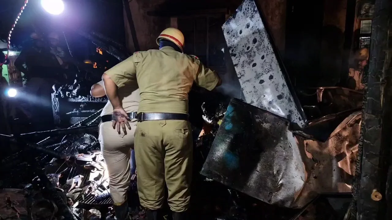 মর্মান্তিক! ঘুমের মধ্যেই অগ্নিদগ্ধ হয়ে মৃত্যু শাশুড়ি-জামাইয়ের