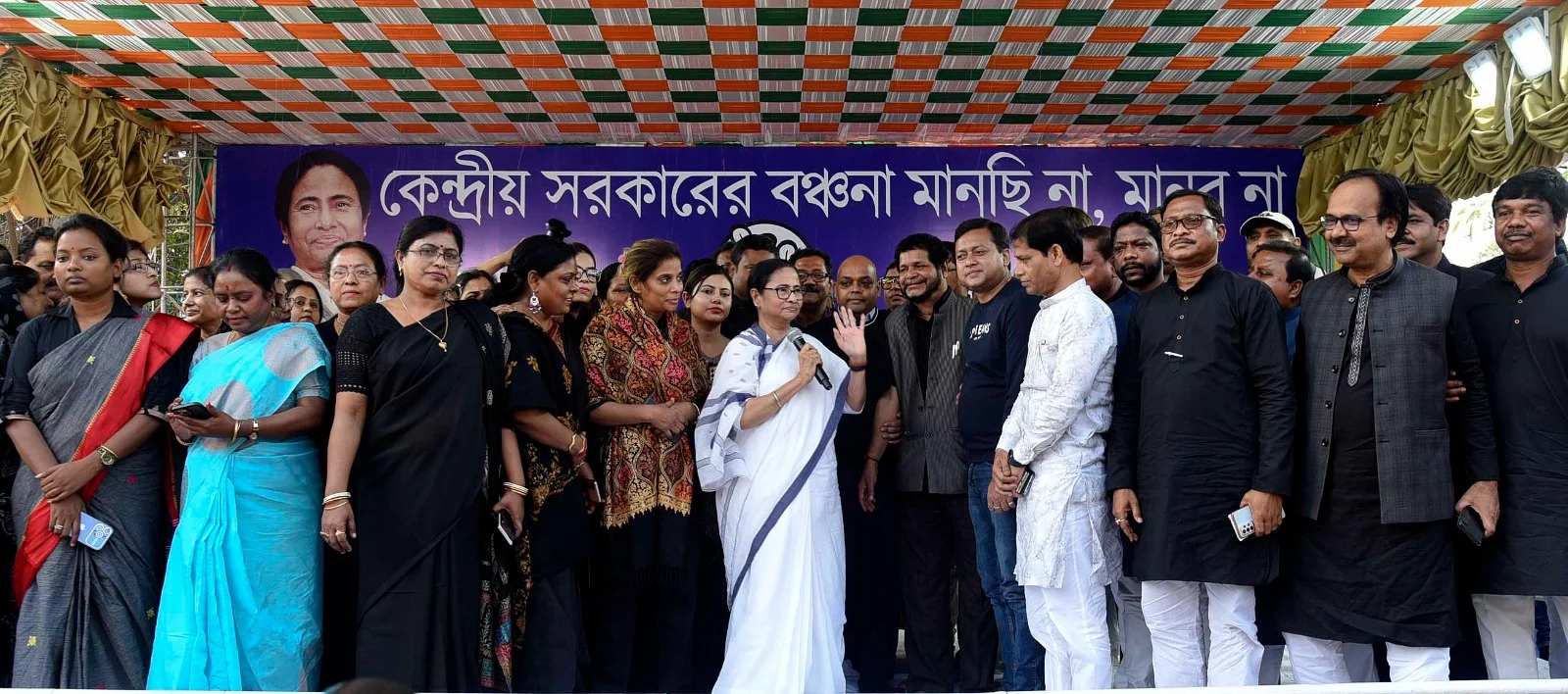 ঘন কুয়াশার চাদরে কলকাতা, রাতভর ধরনায় মুখ্যমন্ত্রী