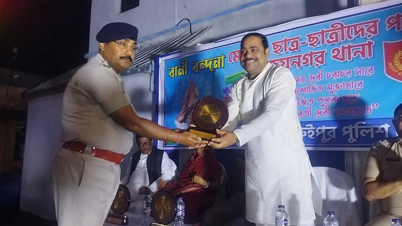 জয়নগর থানার উদ্যোগে মেধাবী পড়ুয়াদের হাতে পড়াশোনার সামগ্রী প্রদান