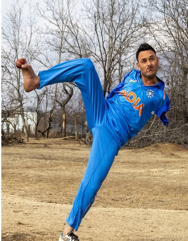 চিনে নিন কাশ্মীরের এই আমিরকে, দু-হাত নেই, তবুও বিশ্বময় দাপিয়ে বেড়াচ্ছেন এই প্যারা ক্রিকেটার