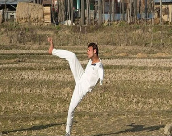 চিনে নিন কাশ্মীরের এই আমিরকে, দু-হাত নেই, তবুও বিশ্বময় দাপিয়ে বেড়াচ্ছেন এই প্যারা ক্রিকেটার