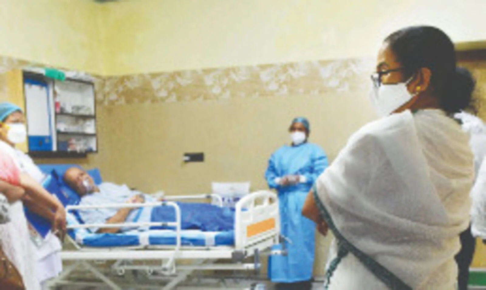 কবীর সুমনকে দেখতে হাসপাতালে মুখ্যমন্ত্রী, চকোলেট খাওয়ার আবদার সংগীতশিল্পীর