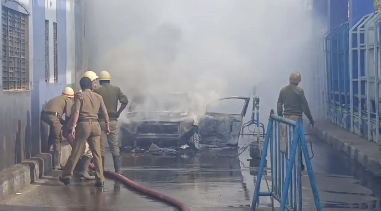 দ্বিতীয় হুগলি সেতুতে টোল প্লাজায় চলন্ত গাড়িতে ভয়াবহ অগ্নিকাণ্ড