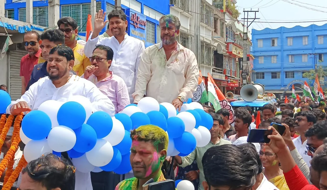 হাড়োয়াতে পীরের মাজার জিয়ারত করে,বর্ণাঢ্য শোভাযাত্রায় মানুষের আবেগে ভাসলো তৃণমূল কংগ্রেস প্রার্থী  নুরুল ইসলাম