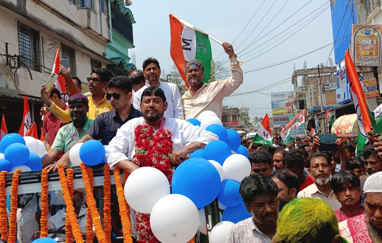 হাড়োয়াতে পীরের মাজার জিয়ারত করে,বর্ণাঢ্য শোভাযাত্রায় মানুষের আবেগে ভাসলো তৃণমূল কংগ্রেস প্রার্থী  নুরুল ইসলাম