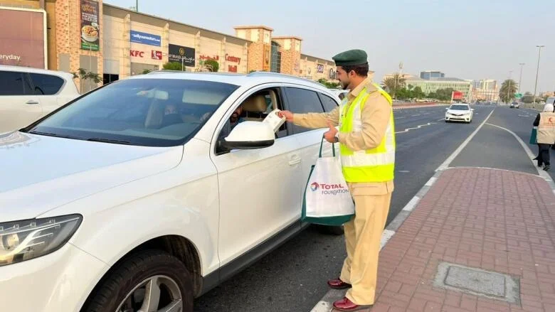 পথে ইফতার বিতরণ  করছে দুবাই পুলিশ