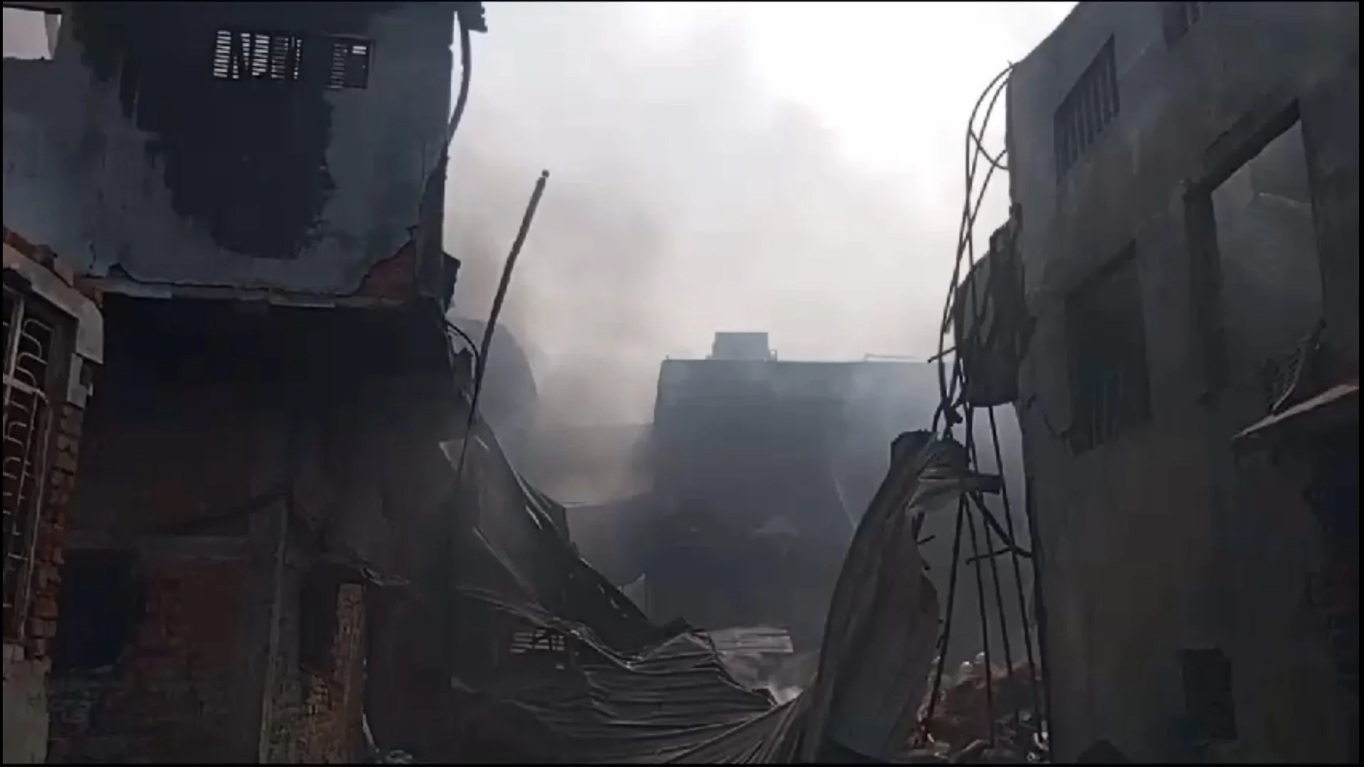 ভয়াবহ অগ্নিকাণ্ড ধূপ কারখানায়, আগুন নিয়ন্ত্রণে দমকলের ৬টি ইঞ্জিন