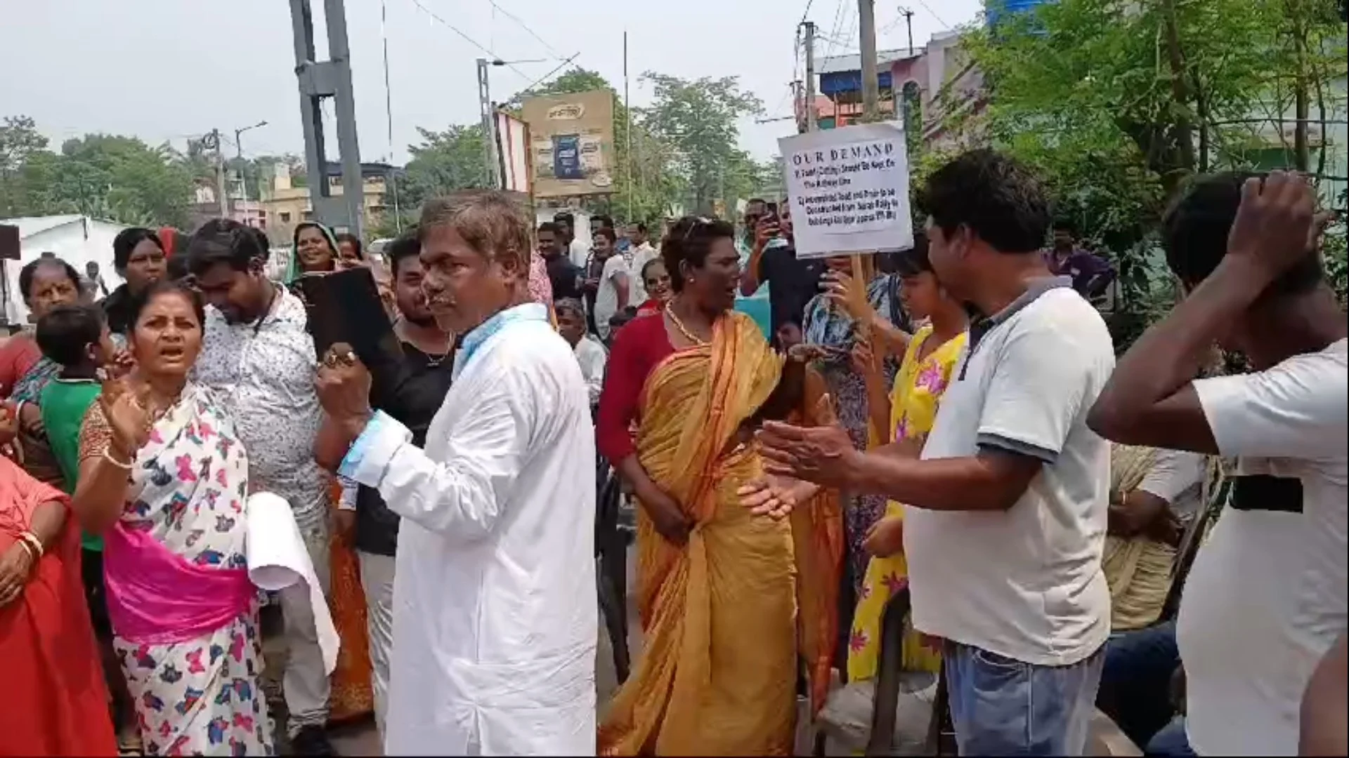 রেলের কাজে বন্ধ প্রধান রাস্তা, সমাধানের দাবিতে বিক্ষোভ বাসিন্দাদের