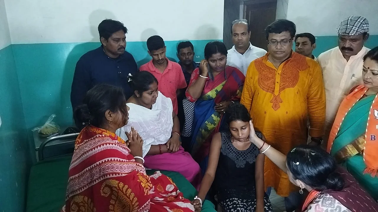 বাসন্তীতে আহত বিজেপি কর্মীদের সঙ্গে দেখা করলেন বিজেপি নেত্রী অগ্নিমিত্রা পাল