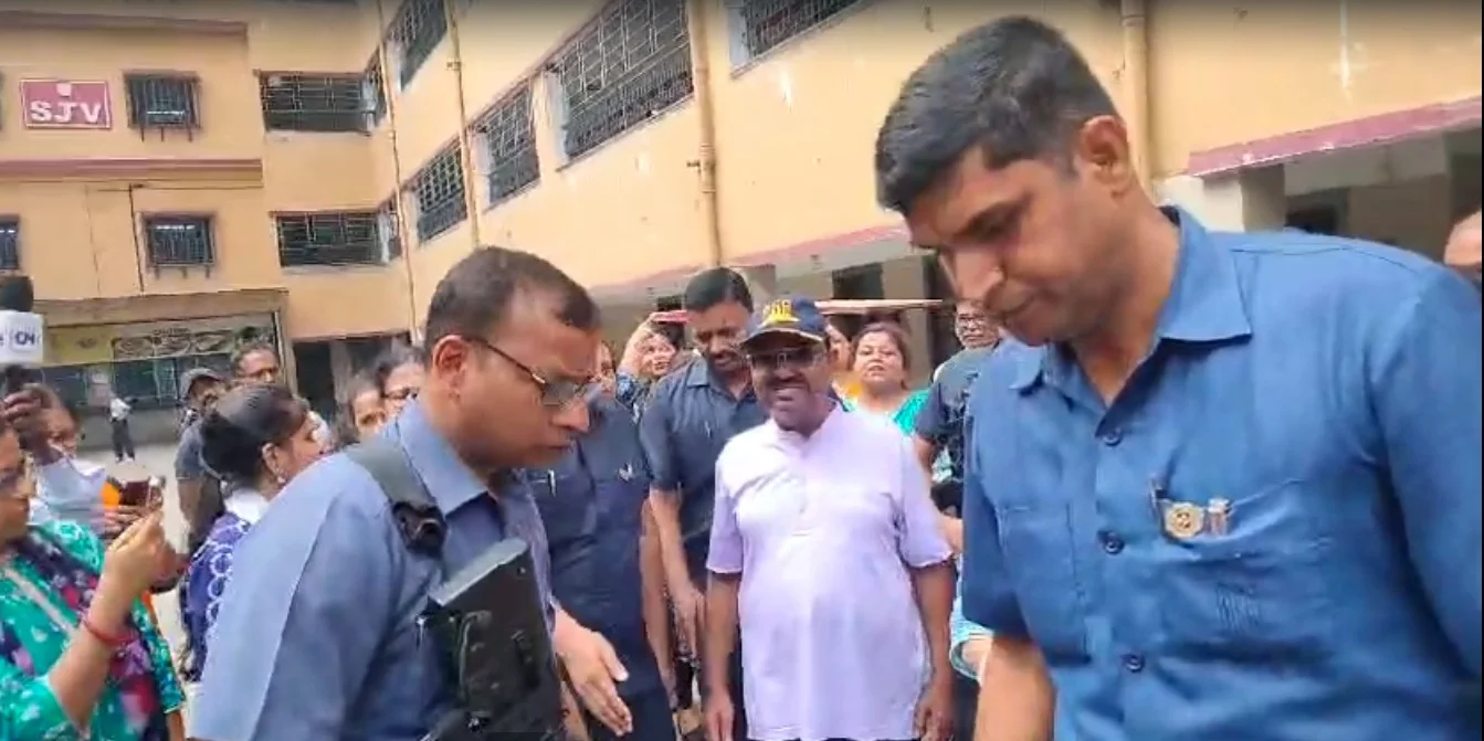 হাওড়ার বেসরকারি স্কুলে হঠাৎই হাজির রাজ্যপাল, সময় কাটালেন শিক্ষক থেকে পড়ুয়াদের সঙ্গে