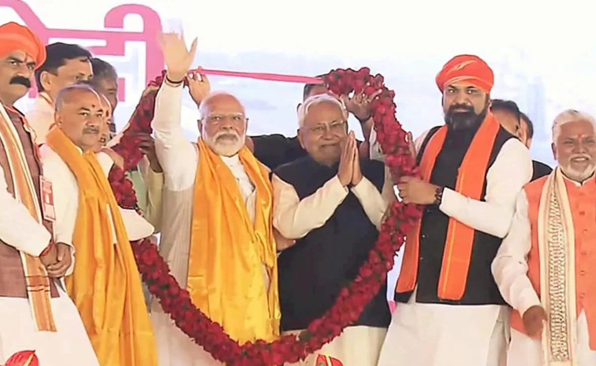 'কোনওদিনও হাত ছাড়ব না', নীতীশ কুমারের প্রতিশ্রুতি শুনে মঞ্চে হেসেই ফেললেন মোদি