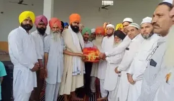 পঞ্জাবের মালেরকোটলাতে মন্দির-গুরুদোয়ারাতে চলছে ইফতার, নামাযের সারিতেও দাঁড়িয়ে হিন্দুরা