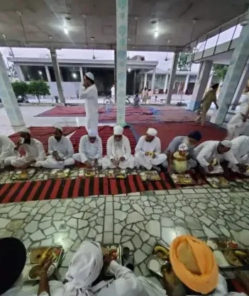 পঞ্জাবের মালেরকোটলাতে মন্দির-গুরুদোয়ারাতে চলছে ইফতার, নামাযের সারিতেও দাঁড়িয়ে হিন্দুরা
