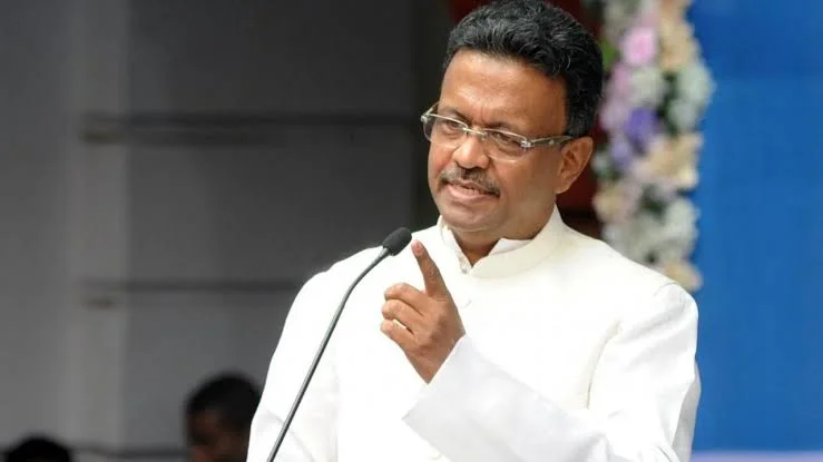 আমরা কোন দেশে রয়েছি!, নামাজিদের লাথি নিয়ে প্রশ্ন ফিরহাদের