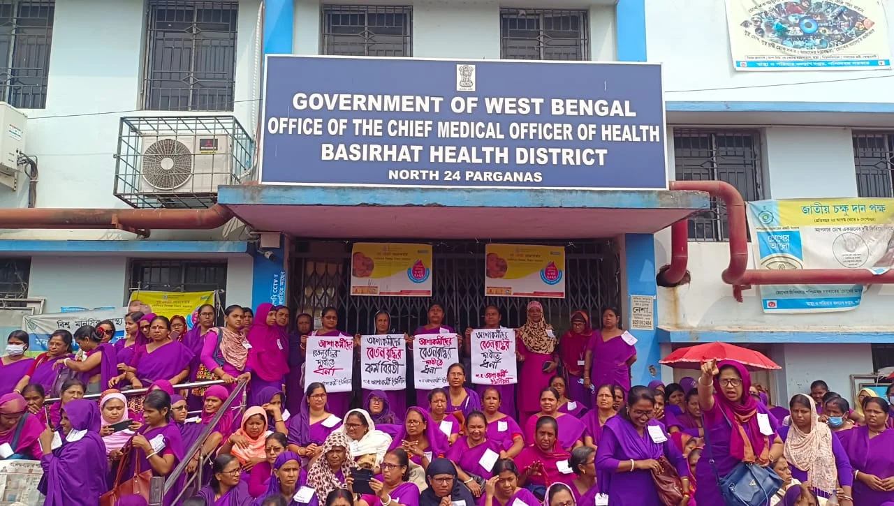 পালস পোলিও কর্মসূচি বয়কট, বেতন বৃদ্ধি সহ একাধিক দাবিতে ধর্নায় আশা কর্মীরা